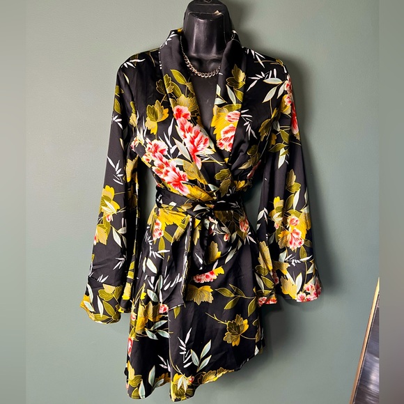 Short floral wrap dress - Picture 1 of 3